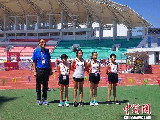 甘肃陇南市海豚拍浮俱乐部领队宗让青和队员合影。 杨杰英 摄
